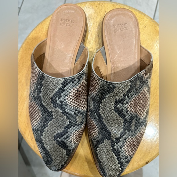 Frye and Company Causal Snake Skin Print Mule 'Jacy' slip on flat - Picture 2 of 8